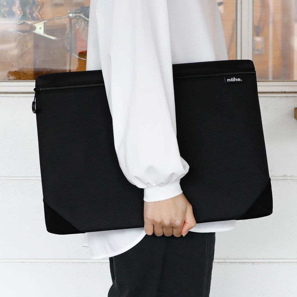Nahe soft PC laptop case in light gray with padded exterior and zipper closure, designed for portable protection.