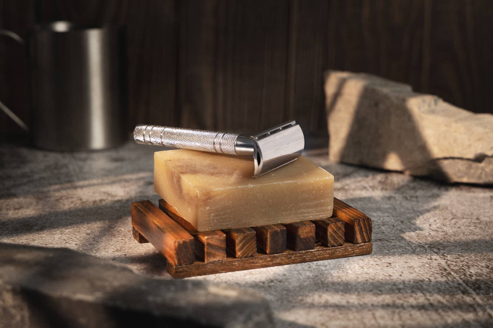 Desesh metal safety razor with a sleek handle and double-edge blade for a close shave, shown on a white background.