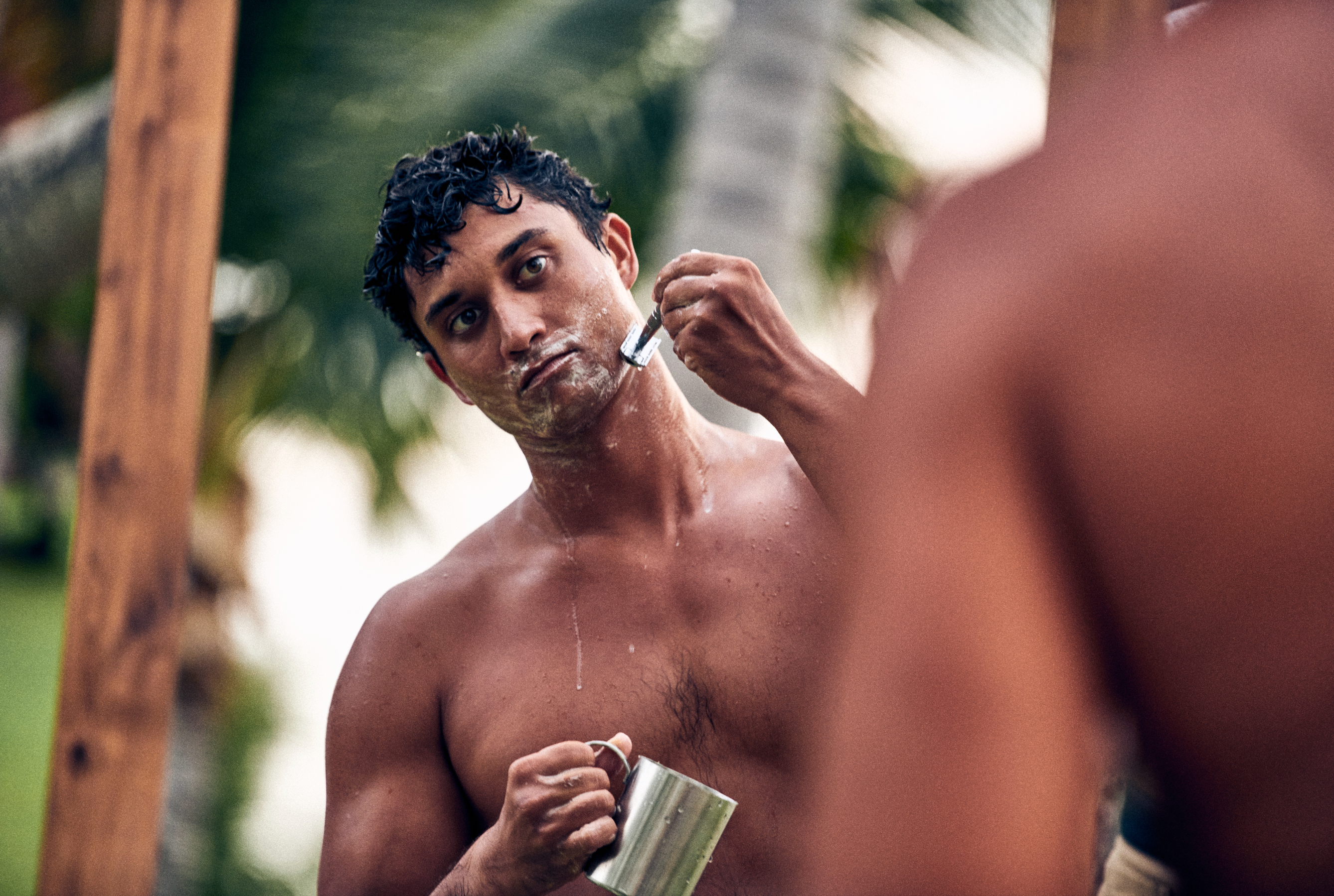 Desesh metal safety razor with a sleek handle and classic design, ideal for close and comfortable shave.