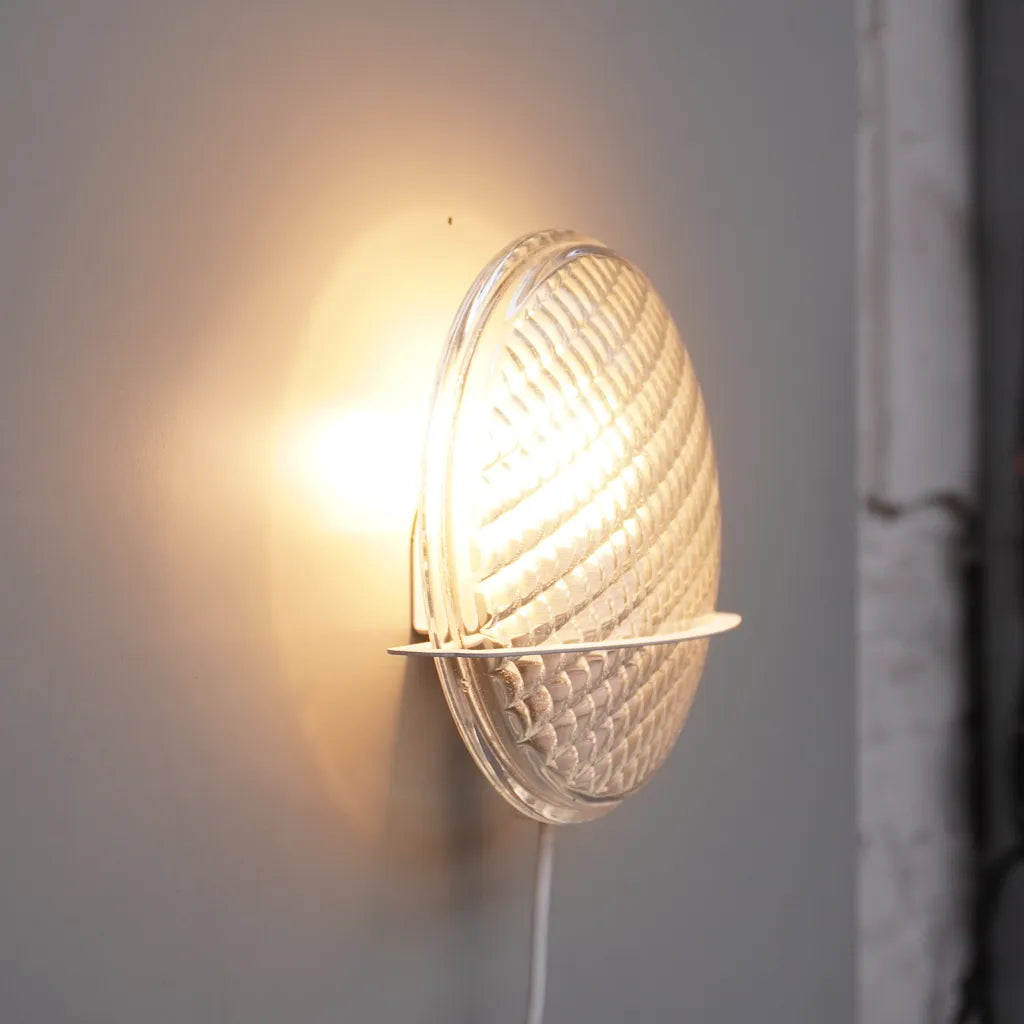 Halfwerk Rogier night light wandlamp glowing softly, showcasing a sleek, modern design perfect for ambient lighting in any room.